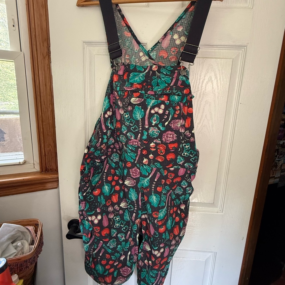 Duluth Trading Company SHORTS overalls- veggie garden print Women’s Large